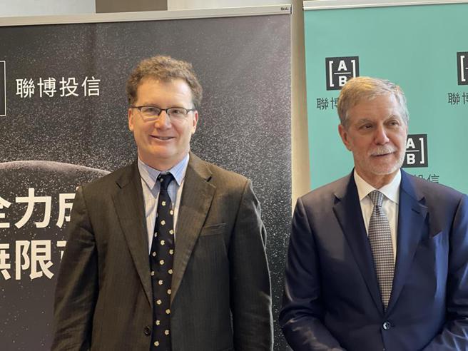 （联博集团美国成长投资策略投资长Frank Caruso(左)及共同投资长John Fogarty图／黄惠聆）