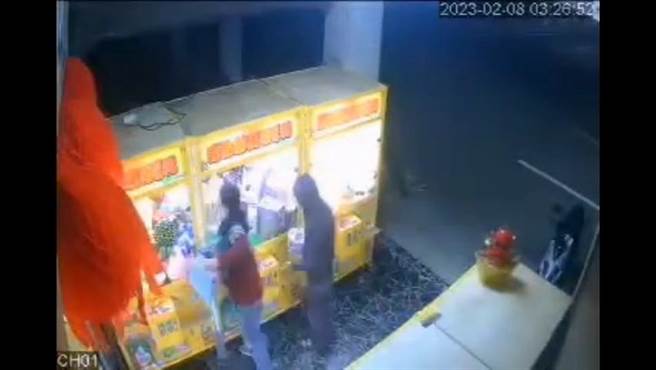 台中海线娃娃机大盗以万用钥匙开启机台窃取商品，短短1周内作案高达7次。（警方提供）