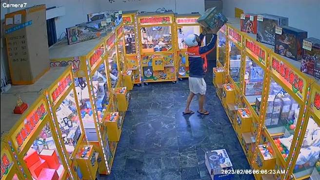 台中海线娃娃机大盗以万用钥匙开启机台窃取商品，短短1周内作案高达7次。（警方提供）