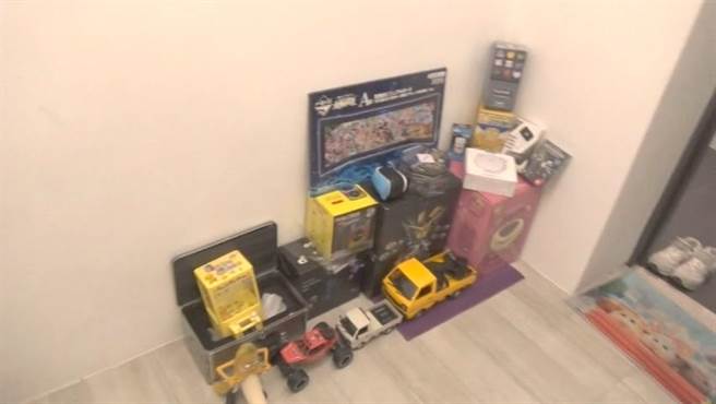 嫌犯以万用钥匙开启机台窃取商品，并将赃物带回家摆放。（警方提供）