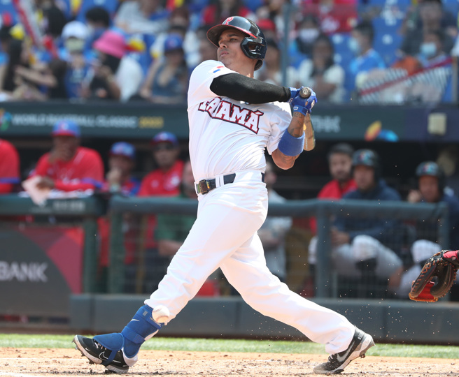 提哈达开轰。（郑任南摄）