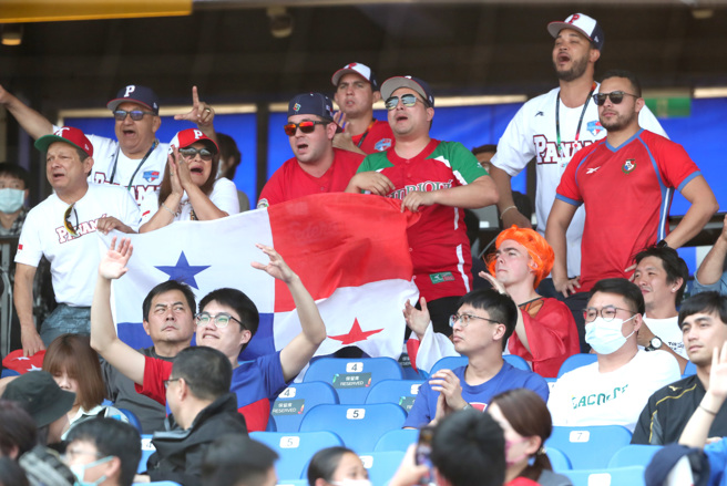 场边观战的巴拿马球迷。（郑任南摄）