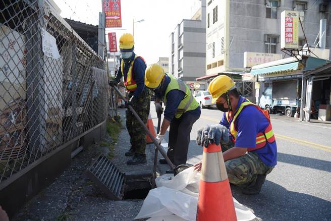 时序即将入夏，花莲市公所展开市区各里清沟作业。（花莲市公所提供／王志伟花莲传真）
