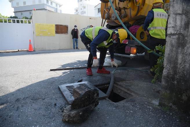清沟作业，发现水沟有烟蒂、垃圾，甚至还有破损石块。（花莲市公所提供／王志伟花莲传真）