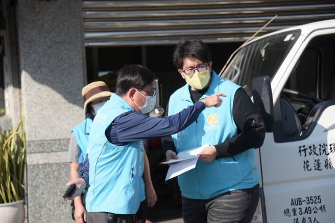 市长魏嘉彦（右）关心清洁队清沟工作，与清洁队长吴庆展了解清沟作业。（花莲市公所提供／王志伟花莲传真）