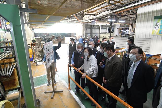 蔡英文总统10日到彰化感恩奉香为民祈福之旅，上午到员林建大轮胎厂，强调政府会持续推动计画协助企业，让台湾中小企业越建越大。（吴敏菁摄）
