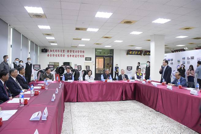 蔡英文总统10日到彰化感恩奉香为民祈福之旅，上午到员林建大轮胎厂，强调政府会持续推动计画协助企业，让台湾中小企业越建越大。（吴敏菁摄）