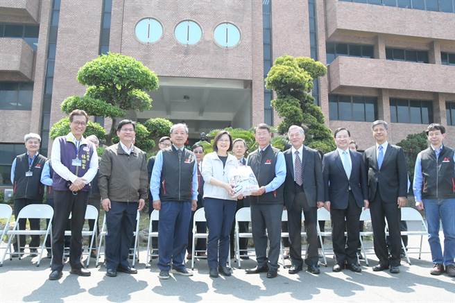 蔡英文总统10日到彰化感恩奉香为民祈福之旅，上午到员林建大轮胎厂，强调政府会持续推动计画协助企业，让台湾中小企业越建越大。（吴敏菁摄）