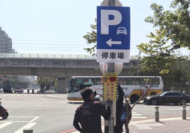 台中市警第三分局公布辖区最热门肇事路口，除装设LED爆闪灯，另提醒用路人「放慢速度、小心通行」。（台中市警第三分局提供／张妍溱台中传真）