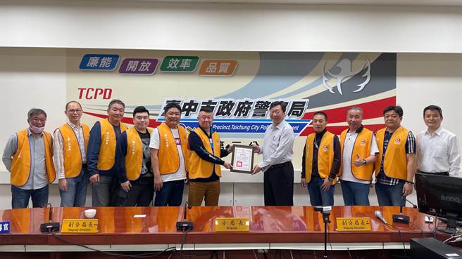 「顺仁兄弟会」日前捐赠30组太阳能LED爆闪灯给台中市政府警察局第三分局。（台中市警第三分局提供／张妍溱台中传真）