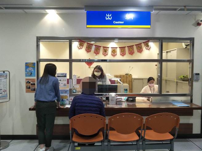 黄男得知房产被查封，赶紧带着现金到新北分署将罚锾缴清。（新北分署提供）