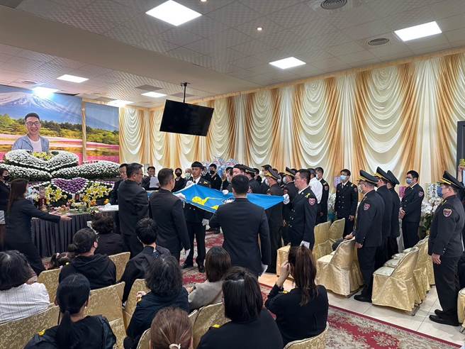 公墓火警丧命消防员告别式，追晋小队长职务。(屏县消防局提供)