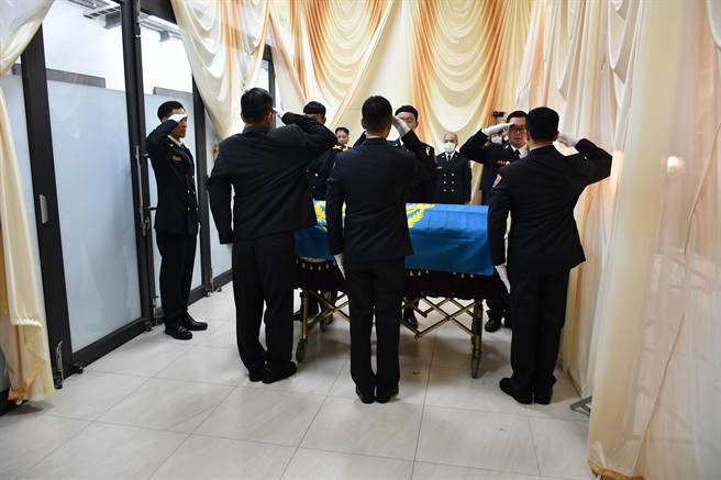 公墓火警丧命消防员告别式，追晋小队长职务。(屏县消防局提供)