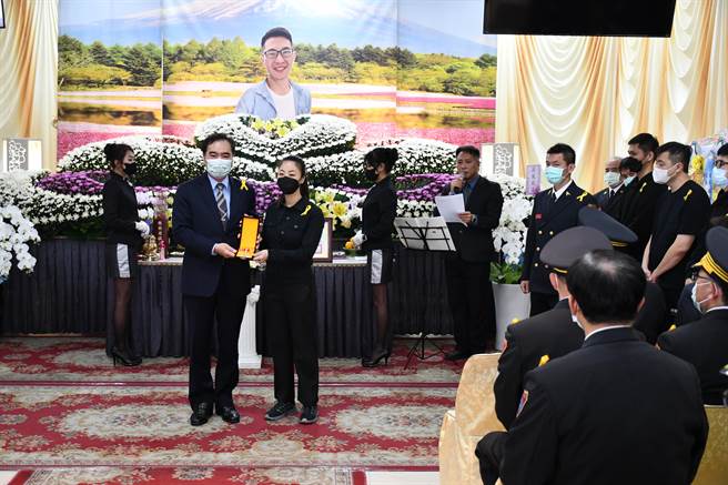 公墓火警丧命消防员告别式，追晋小队长职务。(屏县消防局提供)