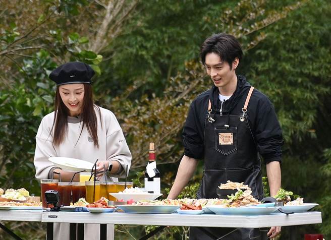 曹佑寧（右）在《哈啰!毛小孩》本周播出的柴犬派对中担任接待，左为林昀希。（台视提供）