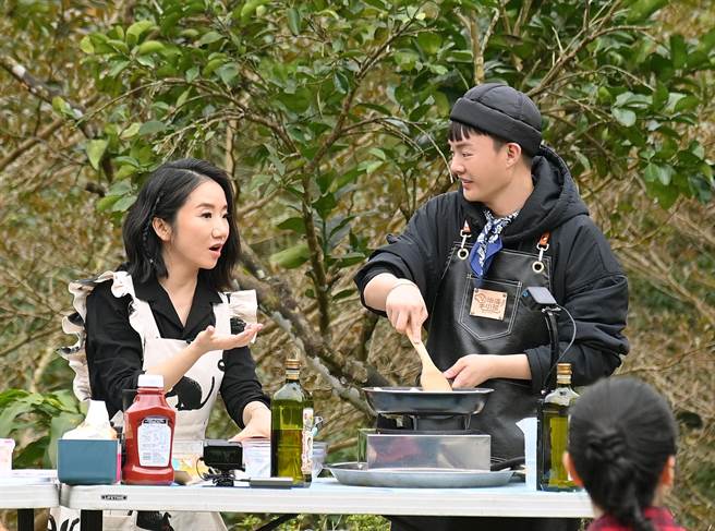 陶晶莹（左）和许富凯在《哈啰!毛小孩》负责膳食区。（台视提供）