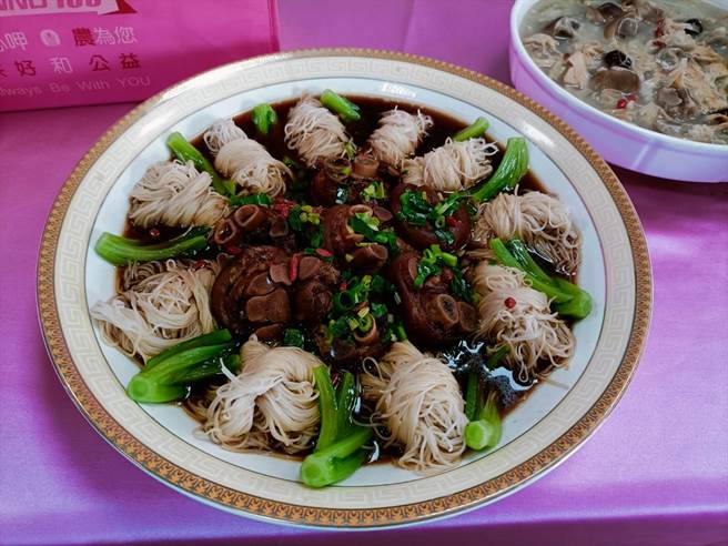 大安農會推出「豬腳麵線添壽禮盒」，使用產銷履歷國產豬肉細心烹煮與低溫宅配包裝。（陳淑娥攝）