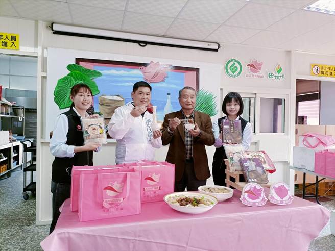 大安農會推出「豬腳麵線添壽禮盒」，使用產銷履歷國產豬肉細心烹煮與低溫宅配包裝。（陳淑娥攝）