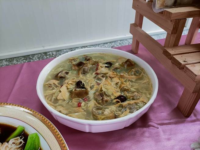 大安農會推出「豬腳麵線添壽禮盒」，使用產銷履歷國產豬肉細心烹煮與低溫宅配包裝。（陳淑娥攝）