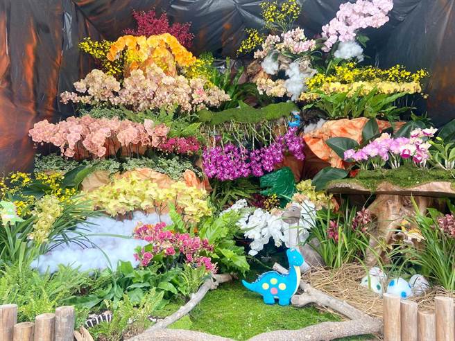 嘉大园艺学系学生「兰花世界恐龙大冒险」荣获全国杯青农教育兰花景观布置竞赛第1名。（嘉义大学提供／廖素慧嘉市传真）