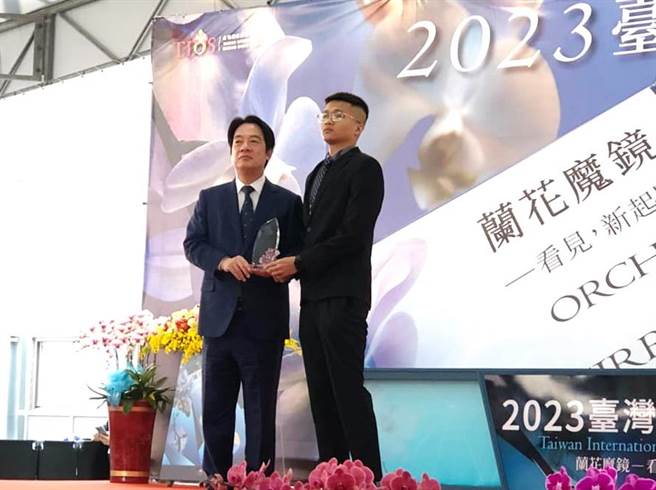 赖清德副总统颁奖给嘉大园艺系学生蔡维仁。（农委会科技处王仕贤处长提供）