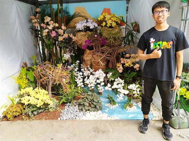 嘉大园艺学系学生陈大中以「侏罗奇缘」荣获全国杯青农教育兰花景观布置竞赛佳作。（嘉义大学提供／廖素慧嘉市传真）
