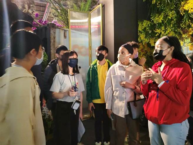 嘉大园艺系学系培育学生协助国际兰展的中英导览解说。（嘉义大学提供／廖素慧嘉市传真）