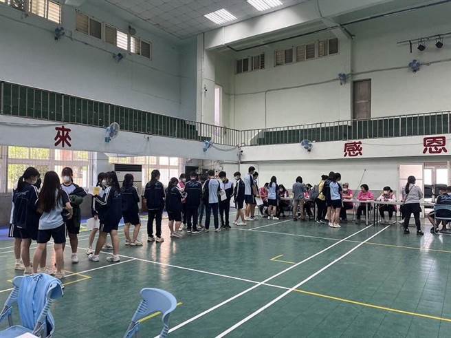 安心脫口罩，屏縣校園施打次世代疫苗。(屏縣府提供)