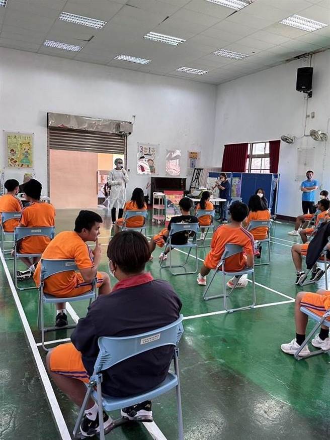 安心脫口罩，屏縣校園施打次世代疫苗。(屏縣府提供)