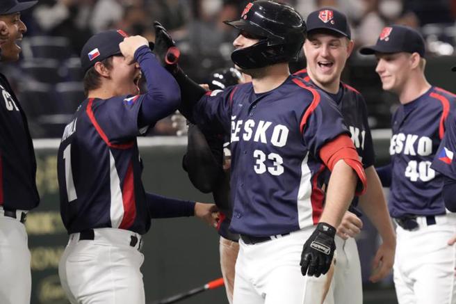 捷克門希克（33號）在3局上敲出陽春全壘打，回到本壘後與隊友慶祝。（美聯社）