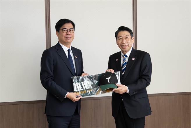 高雄市长陈其迈率团访日，他10日前往九州福冈县拜会福冈县知事服部诚太郎，双方就产业、运动、教育、观光等面向进行交流与讨论。（高市府行国处提供／洪浩轩高雄传真）