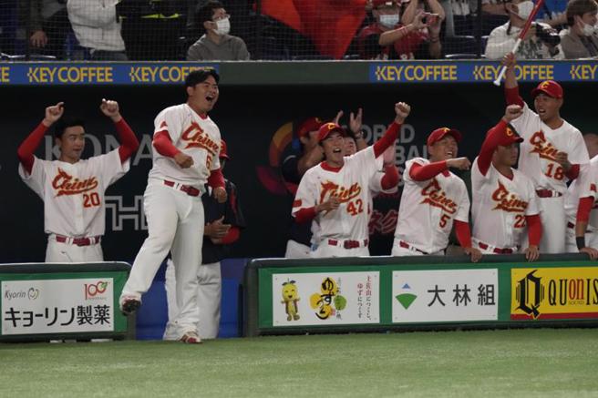 中國大陸7局下得到4分，後來居上領先捷克，休息室歡聲雷動。（美聯社）