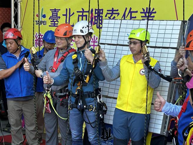 台北市长蒋万安也亲自化身成「蜘蛛人」体验绳索吊挂鑑定磁砖。（陈薏云摄）