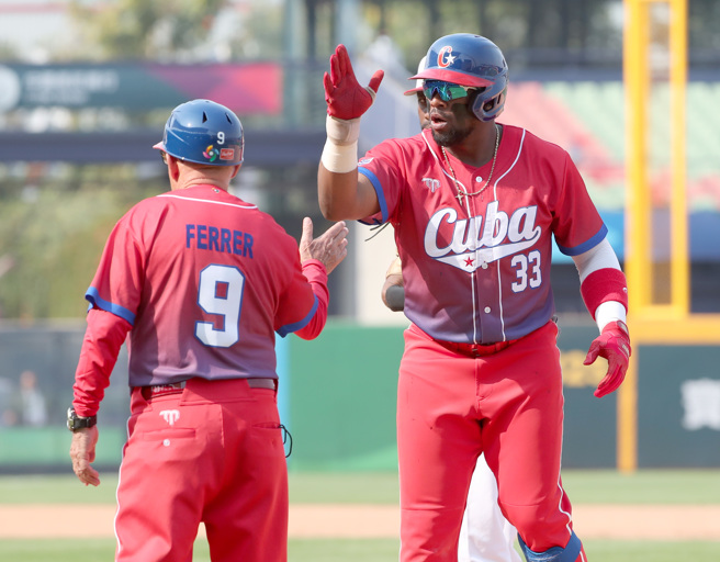 德瑞克（右）缴出3安猛打赏表现。（郑任南摄）