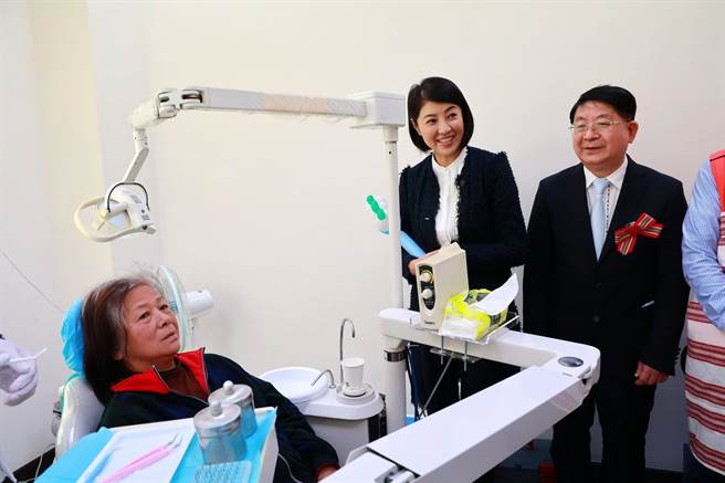 南投縣長許淑華主持「仁愛鄉互助村牙醫醫療站」揭牌儀式，專業醫療設備就近照護原民的口腔健康。（南投縣政府提供／楊靜茹南投傳真）
