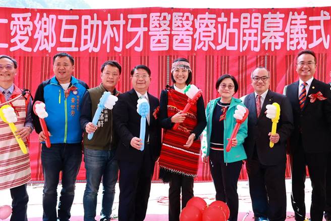 許淑華與南投縣議員黃世芳、蔡銘軒等來賓，一起拿著大牙刷，象徵偏鄉的牙醫醫療站啟用。（南投縣政府提供／楊靜茹南投傳真）
