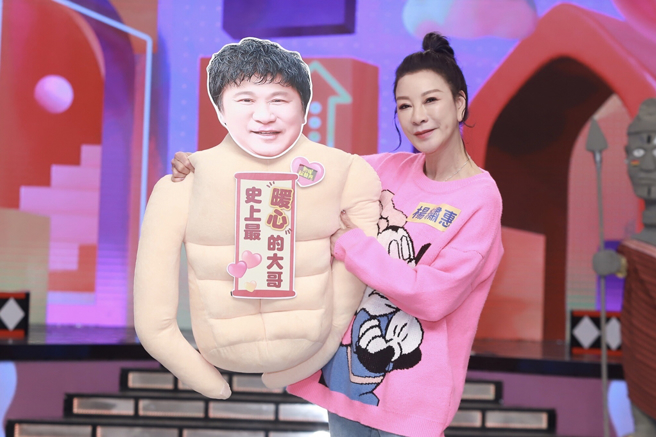 楊繡惠對胡瓜抱枕愛不釋手。（民視提供）