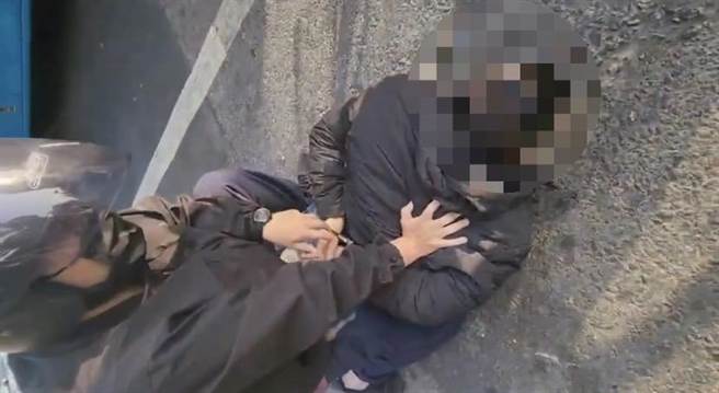 通緝犯遭壓制在地。（翻攝照片／高雄洪靖宜傳真）