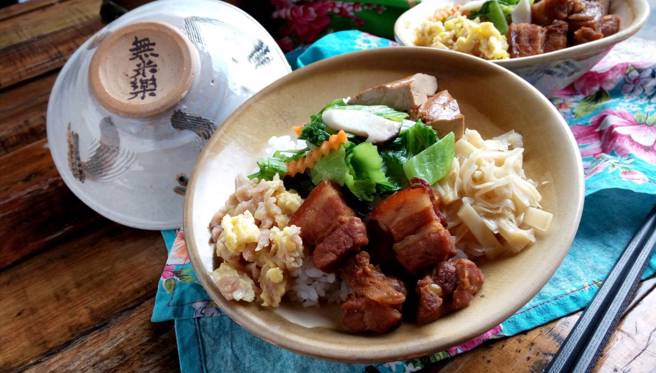 「富贵食堂」使用无米乐冠军香米，以及滷到透烂的招牌控肉贩，制作成传统割稻饭，体验农村社会的农民小确幸。(戴志扬翻摄)