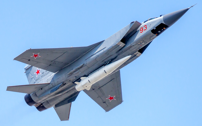 俄羅斯米格（MiG）-31戰機搭載「匕首（Kinzhal）」高超音速空射彈道飛彈的資料照。（達志影像/Shutterstock）