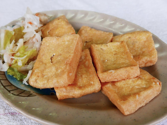 「永鸿臭豆腐」及「陈家古早味肉羹」都是深耕在地多年的传统小吃。(戴志扬翻摄)