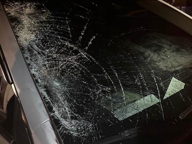 桃園新屋昨晚發生酒駕肇逃事故。（翻攝畫面／蔡明亘桃園傳真）