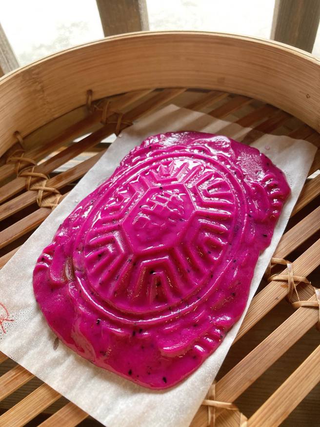 「义昌碾米厂」于日治时期创立，提供有在地米食元素的手作「红龟粿DIY」体验课程。(戴志扬翻摄)