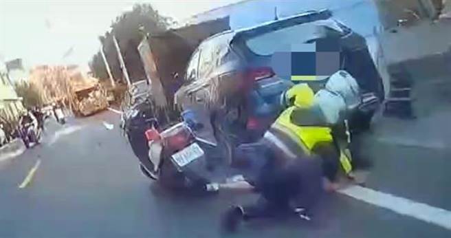 彰化市金馬路昨天3月9日17時09分許接連發生路口衝撞車禍，吳姓男子駕駛轎車，接連橫衝直撞，造成3輛轎車、4輛機車慘遭追撞。（彰化警分局提供／吳敏菁彰化傳真）