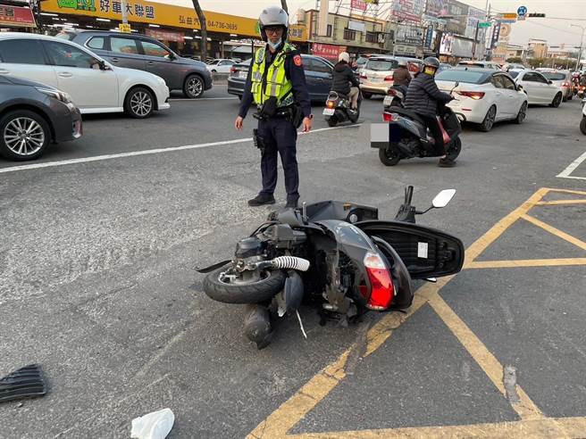 彰化市金馬路昨天3月9日17時09分許接連發生路口衝撞車禍，吳姓男子駕駛轎車，接連橫衝直撞，造成3輛轎車、4輛機車慘遭追撞。（彰化警分局提供／吳敏菁彰化傳真）
