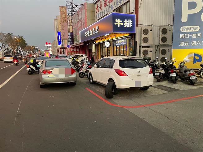 彰化市金馬路昨天3月9日17時09分許接連發生路口衝撞車禍，吳姓男子駕駛轎車，接連橫衝直撞，造成3輛轎車、4輛機車慘遭追撞。（彰化警分局提供／吳敏菁彰化傳真）