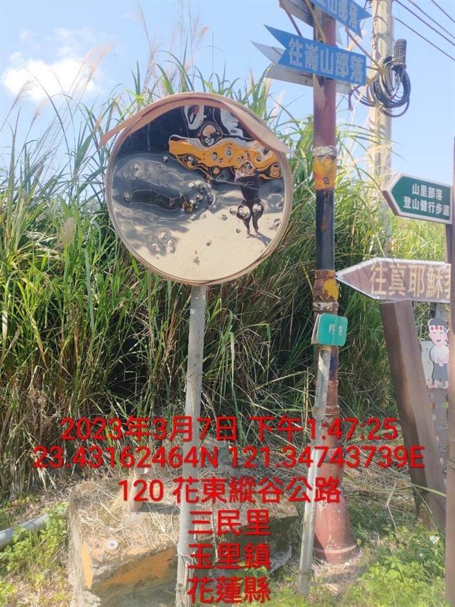花莲玉里镇近日发现20多面道路反射镜遭棍棒打凹、BB弹射击。（玉里镇公所提供／王志伟花莲传真）