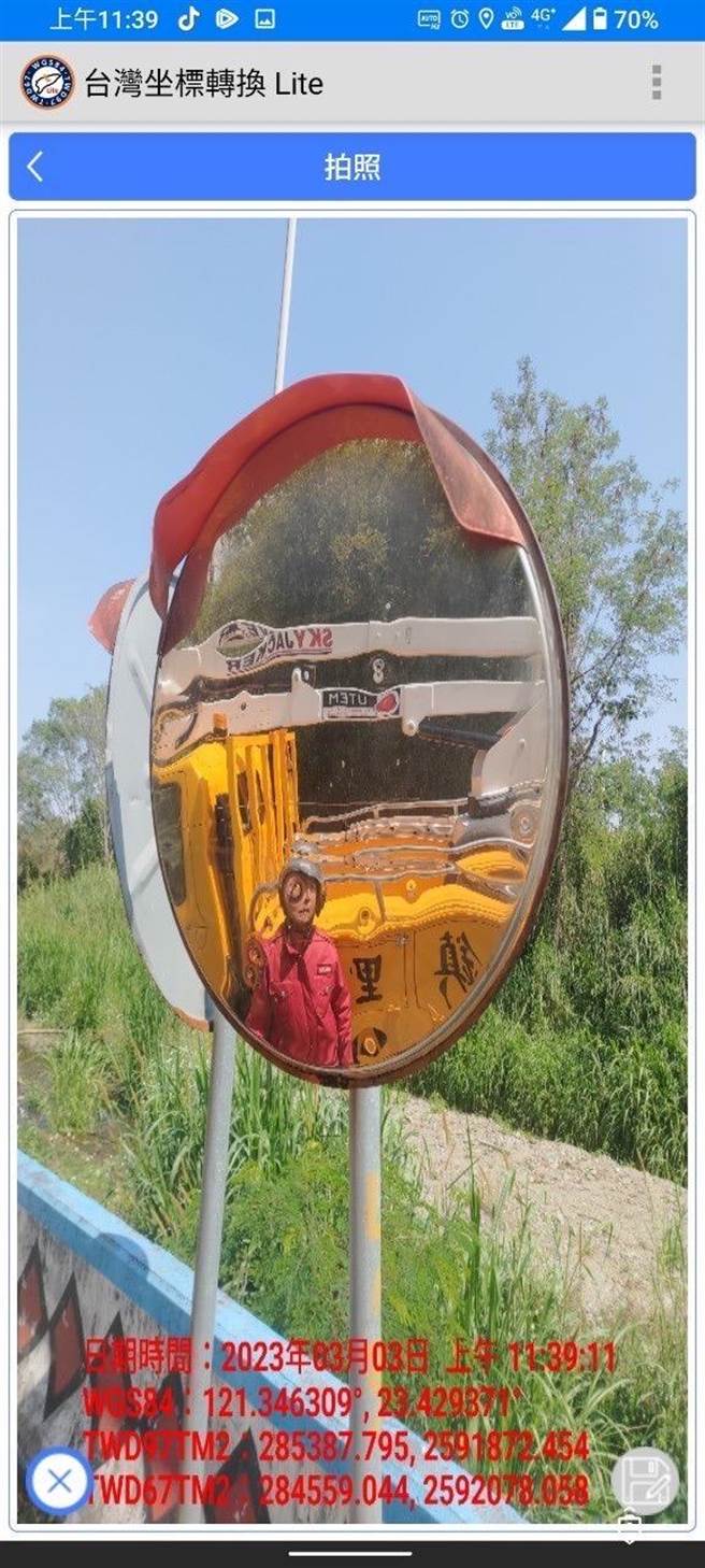 玉里镇许多路口反射镜被当成枪靶射击，镜面坑坑洞洞。（玉里镇公所提供／王志伟花莲传真）