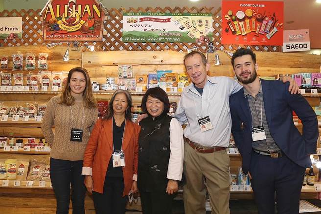 嘉義市長黃敏惠與阿里山咖啡會社創辦人陳惠芳女土在日本相見歡。（嘉義市政府提供／廖素慧嘉市傳真）