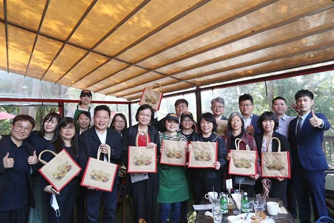 嘉義市長黃敏惠率參訪團參觀阿里山咖啡會社。（嘉義市政府提供／廖素慧嘉市傳真）